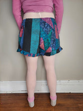 Load image into Gallery viewer, XL 90s print ruffle shorts
