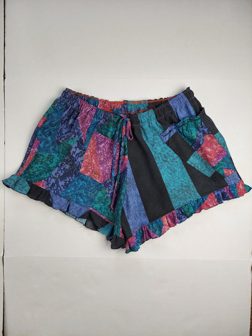 XL 90s print ruffle shorts