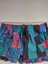 Load image into Gallery viewer, XL 90s print ruffle shorts
