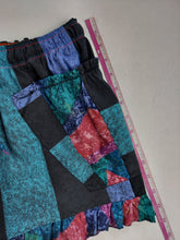 Load image into Gallery viewer, XL 90s print ruffle shorts
