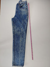 Load image into Gallery viewer, SMALL vintage acid wash tapered jeans
